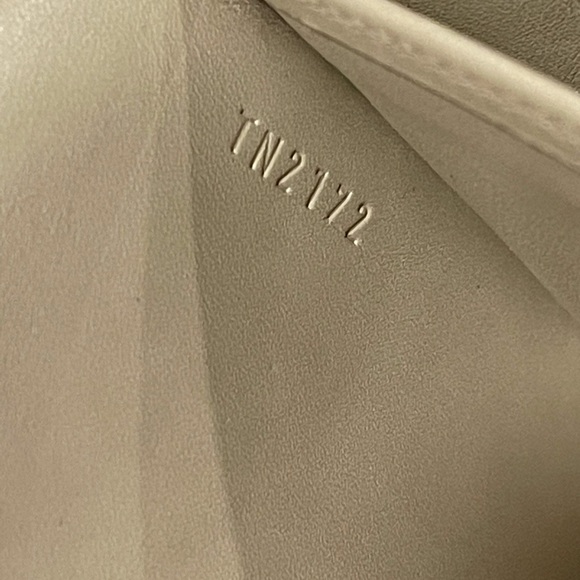 Louis Vuitton Monogram Vernis Patent Sarah Wallet - Picture 6 of 8